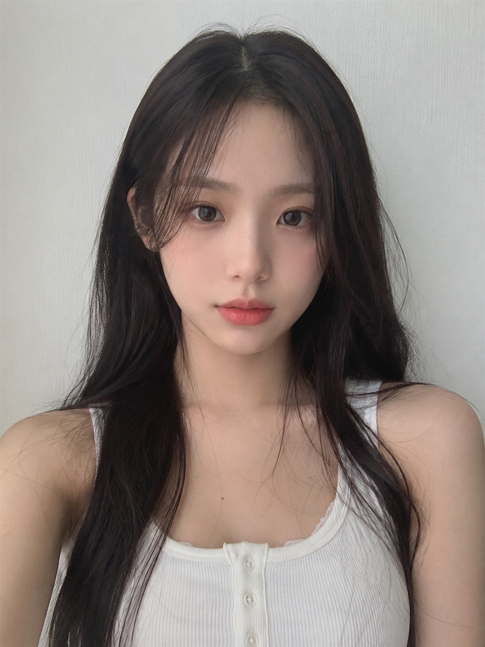 프롬프트에 넣은 원본 셀카 — 흰 벽 앞에서 찍은 평범한 실내 셀카